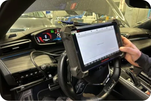 Diagnostic électronique sur tablette dans l'habitacle d'un véhicule